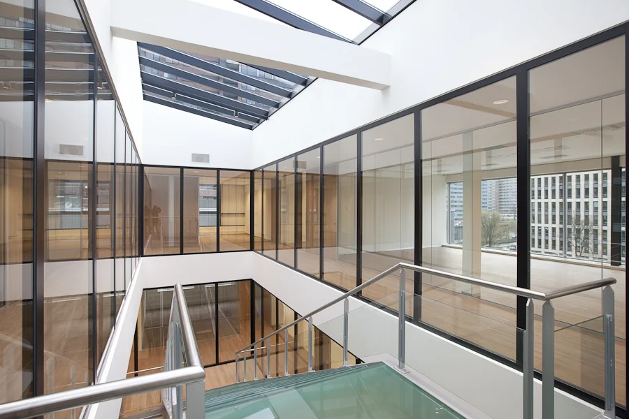 Modern kantoorgebouw aan de De Boelelaan met glazen wanden, glazen trap en veel daglichtinval door het glazen dak.